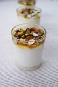 Fromage blanc au miel et fruits sec en verrines