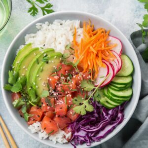 Poke bowl riz saumon et légumes