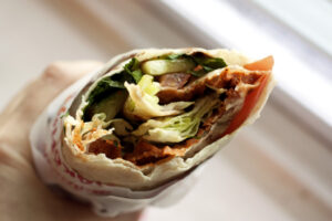Wrap végétarien au houmous concombres et carottes